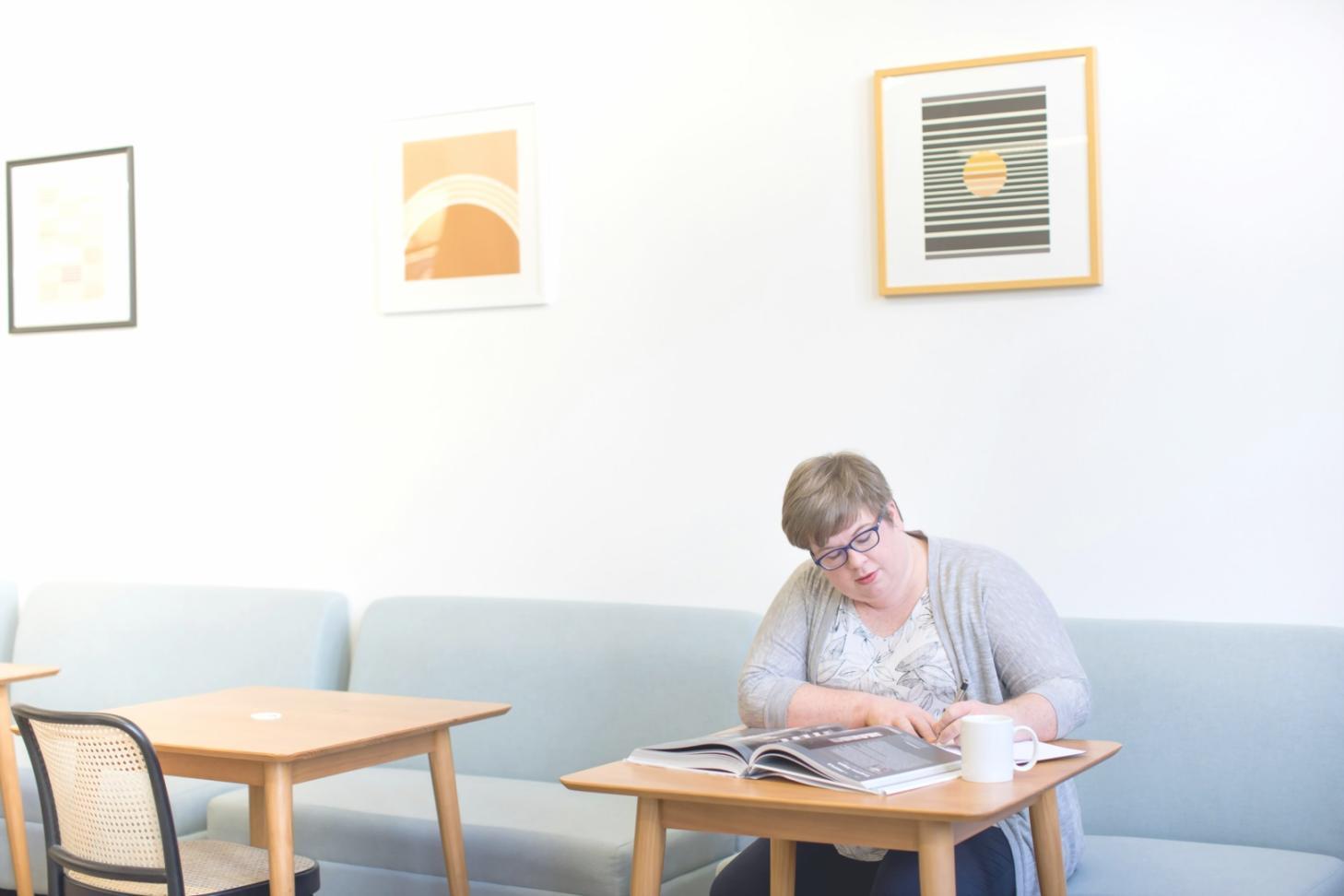 Professionelle Verkaufsgespräche in modernem Büroumfeld
